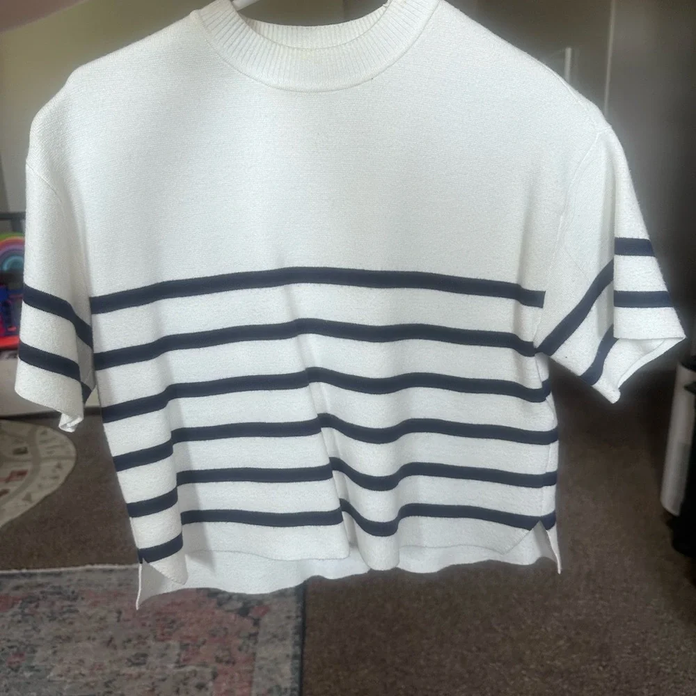 Abercrombie & Fitch White Short-Sleeve Knit Top with Navy Stripes - Picture 2 of 3